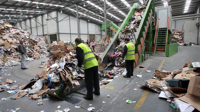 Obrazem: Práce, která smrdí. V třídírně odpadů nechtějí pracovat ani vězni