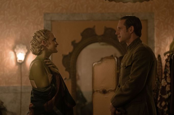 Madeline Brewerová jako dívka z videa a Jamie Bell coby Harper.