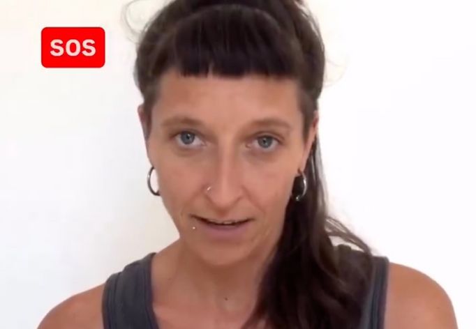 Skupina Waves Of Freedom na síti X sdílela video se zadrženou aktivistkou Šárkou Přikrylovou, která mimo jiné vyzvala českou vládu, aby ji přivedla domů.