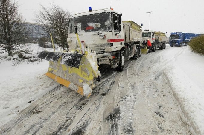 A snowplough clears a snow-covered road in Cambrai , northern France, March 12, 2013 as winter weather with snow and freezing temperatures returns to northern France. REUTERS/Pascal Rossignol (FRANCE - Tags: ENVIRONMENT TRANSPORT) Published: Bře. 12, 2013, 10:47 dop.