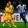 Adrian Ramos (Hertha Berlin) bojuje s Alessandrem Zamperinim z Ventspilsu v prvním utkání Evropské ligy.