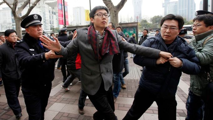 Čínská policie zatýká mladíka podzřelého ze snahy demonstrovat po vzoru Arabů