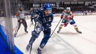 Jaromír Jágr v extraligovém zápase proti Davidu Musilovi z Pardubic