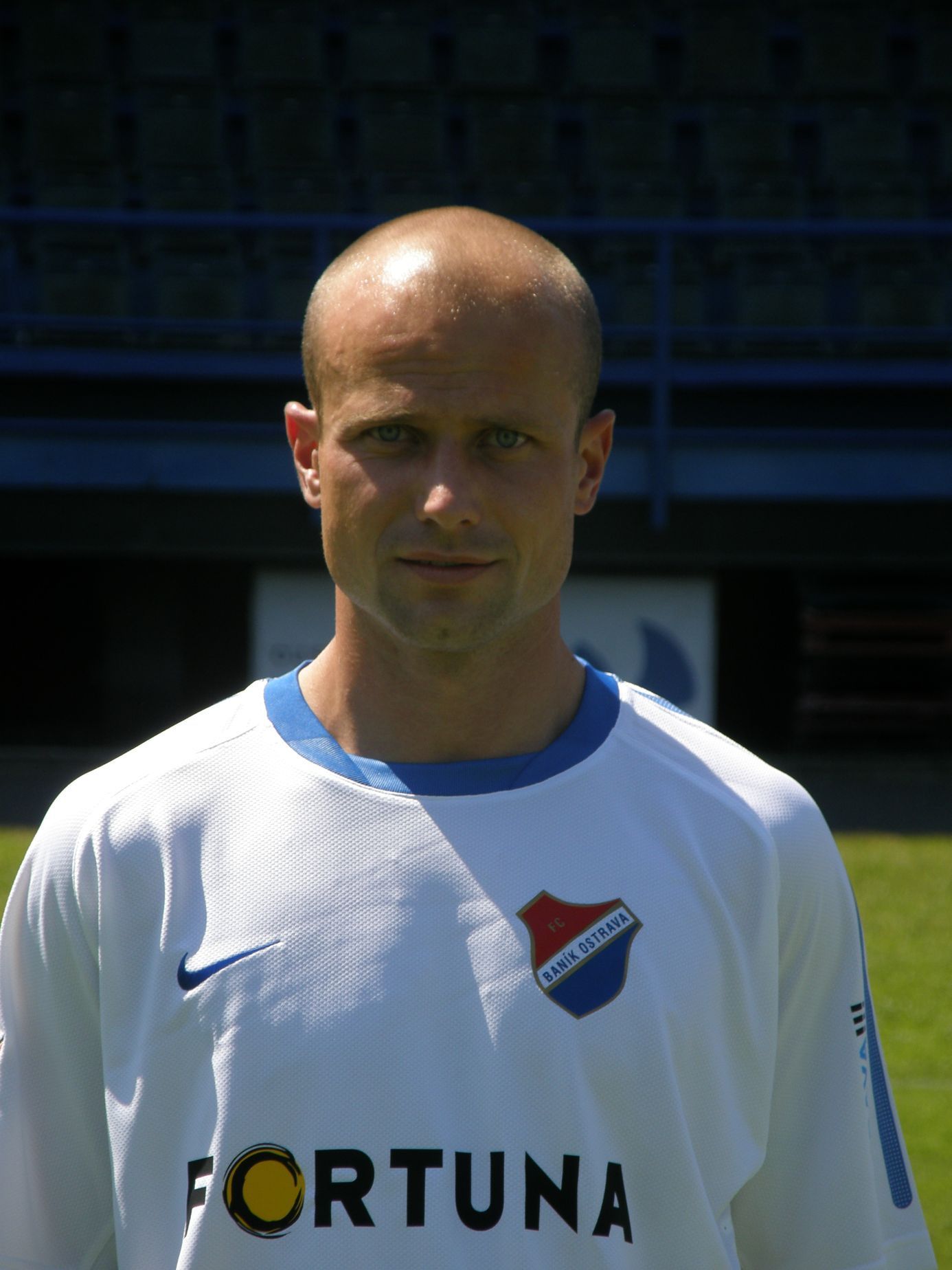 Fotbalista Baníku Ostrava Martin Lukeš pózuje na stadionu Na Bazalech.