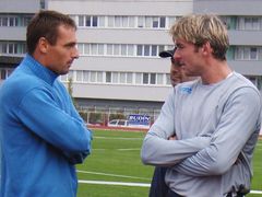 Do vrhu koulí na Železného exhibici bylo přihlášeno i desetibojařské duo z ME, Roman Šebrle a Josef Karas. První nakonec nevrhal, druhý ano.