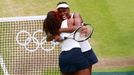 Americké tenistky Venus a Serena Williamsovy se radují z vítězství ve finále Olympiády 2012 v Londýně nad Češkami Lucií Hradeckou a Andreou Hlaváčkovou.