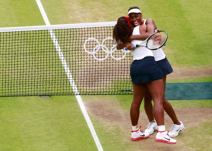 Americké tenistky Venus a Serena Williamsovy se radují z vítězství ve finále Olympiády 2012 v Londýně nad Češkami Lucií Hradeckou a Andreou Hlaváčkovou.