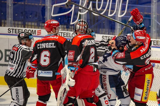 13. kolo hokejové Tipsport extraligy, Vítkovice - Hradec Králové: Šarvátka před brankou Hradce.