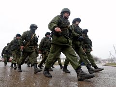Rusové vojensky obsadili Krym a teď ho ještě oddělují od Ukrajiny.