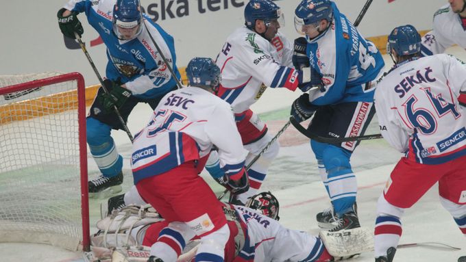 Několika parádními zákroky pomohl Jakub Kovář českým hokejistům k výhře 2:0 nad Finskem.