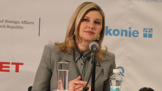 Aktuálně.cz zachytilo začátek vystoupení manželky ukrajinského prezidenta Oleny Zelenské na konferenci i následném setkání s novináři v Praze.