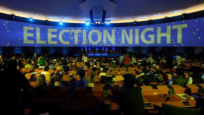 Sčítání výsledků voleb přímo v sídle Evropského parlamentu.