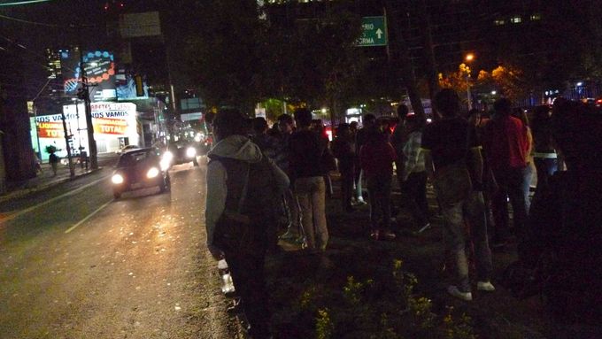Otřesy, výpadek proudu a signálu mobilních telefonů způsobil v ulicích mexických měst paniku.