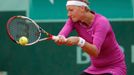 Česká tenistka Petra Kvitová vrací míček na Američanku Varvaru Lepchenkovou během osmifinále French Open 2012.