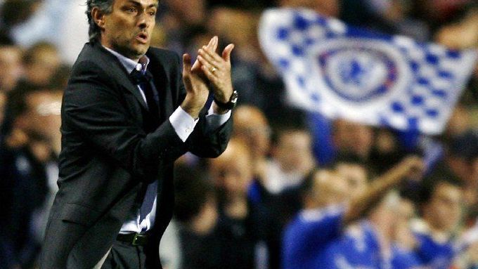 Trenér Chelsea José Mourinho opět nešetřil emocemi při zápase ani po něm.