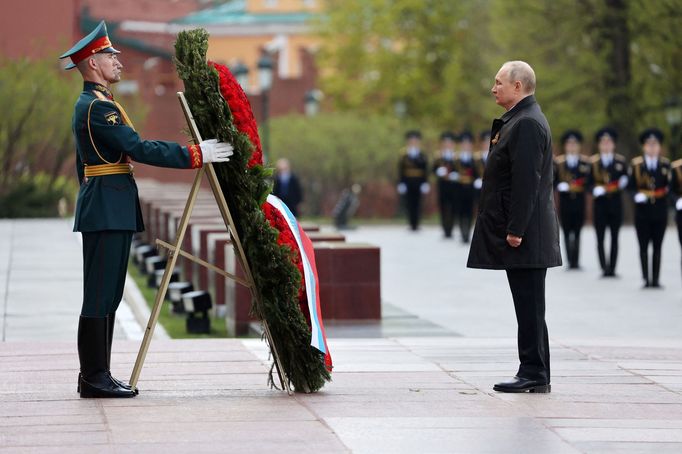 Ruský prezident Vladimir Putin u hrobu neznámého vojína v Moskvě.