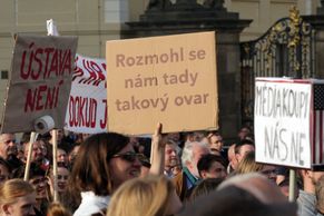 Fotoblog: Příliš laskavá obrana demokracie. Na Hradčanech se sešlo tisíc lidí