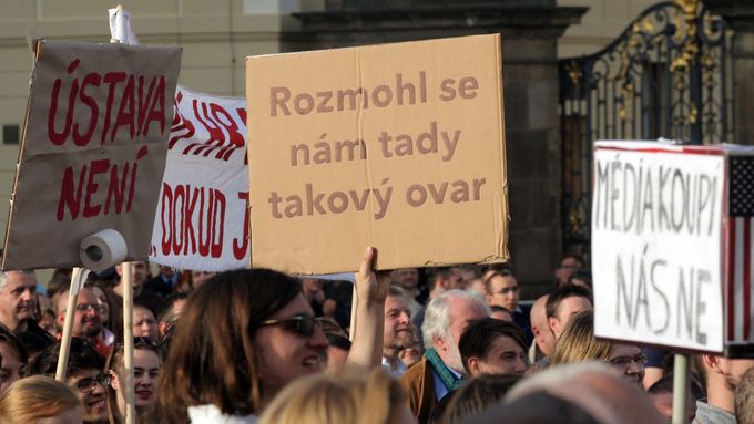 Fotoblog: Příliš laskavá obrana demokracie. Na Hradčanech se sešlo tisíc lidí