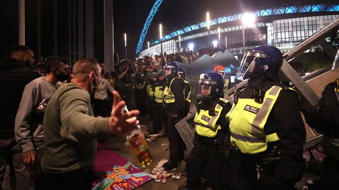 Angličtí fanoušci a policie před finále Eura 2020.