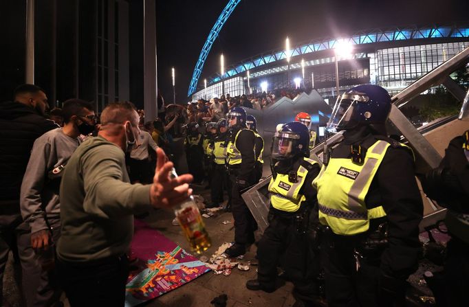 Angličtí fanoušci a policie před finále Eura 2020.