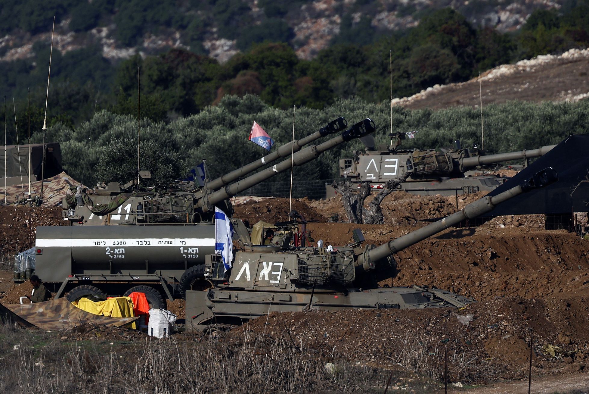 Pozice izraelského dělostřelectva u hranice s Libanonem.