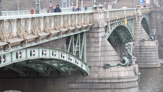 Čechův most v Praze je jedenáctý most přes řeku Vltavu. Spojuje náměstí Curieových na pravém břehu s nábřežím Edvarda Beneše na břehu levém.