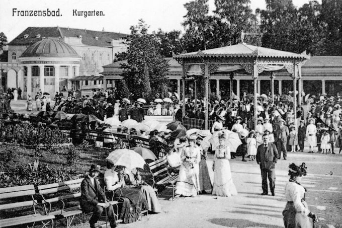 Koncert v lázeňské zahradě. Archivní fotografie z Františkových lázní z roku 1908.