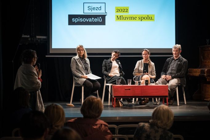 Anna Beata Háblová, Marie Iljašenko, Tetiana Okopna a Siarhiej Šupa v panelu na téma literatura a válka. 