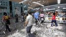 Cleaning staff workers toss pieces of papers during a protest at Barcelona's airport May 29, 2012. Cleaning staff working for a company who have a contract with the airport demonstrated against pay and benefits cuts made by their employer. REUTERS/Albert Gea (SPAIN - Tags: CIVIL UNREST BUSINESS TRANSPORT TPX IMAGES OF THE DAY) Published: Kvě. 29, 2012, 9:52 odp.