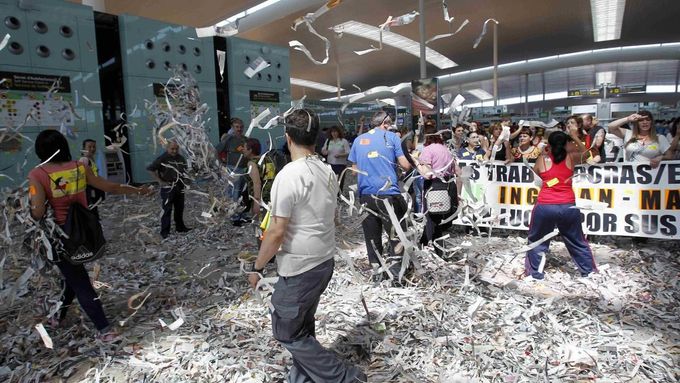Obrazem: Vzpoura uklízečů na letišti v Barceloně