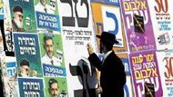Orthodoxní žid vylepuje předvolební plakát vyzývající k neúčasti v úterních volbách