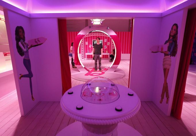 A visitor stands inside a "Barbie Dreamhouse" of Mattel's Barbie dolls in Berlin, May 16, 2013. The life-sized house, covering about 1,400 square metres offers visitors to try on Barbie's clothes in her walk-in closet, tour her living room and her kitchen. REUTERS/Fabrizio Bensch (GERMANY - Tags: ENTERTAINMENT SOCIETY) Published: Kvě. 16, 2013, 11:06 dop.