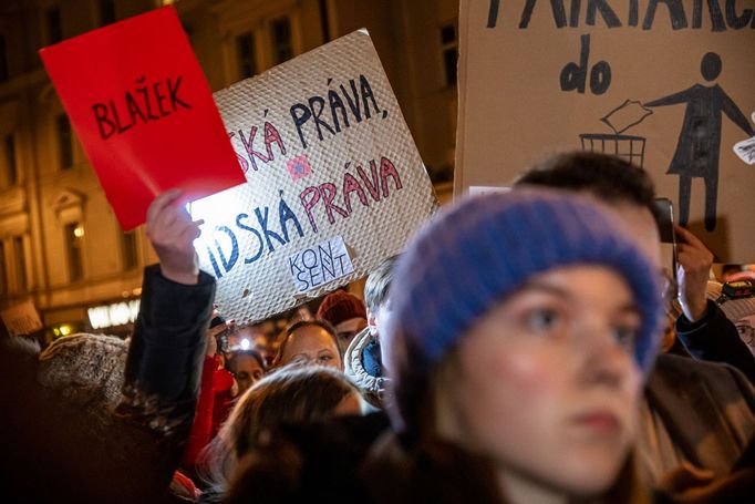 Demonstrace za spravedlnost pro oběti sexuálního násilí před Ministerstvem spravedlnosti.