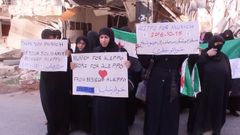 Ženy z organizace Osvoboďte ženy z Aleppa protestovaly proti ruskému bombardování svého města.
