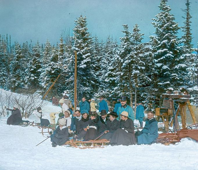 Tatranská Lomnica, Vysoké Tatry, 1917. Kolorovaný archivní snímek z tatranského pohoří na Slovensku.