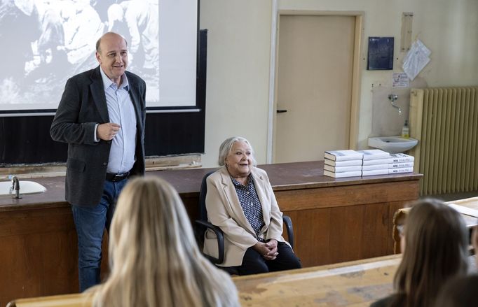 Jan Vondráček v roli nakladatele Kaliny a Jiřina Bohdalová jako Olga.