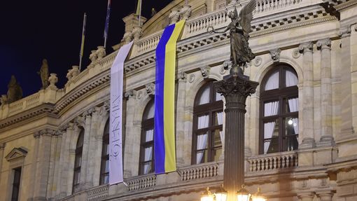 Ukrajinská vlajka na budově Rudolfina.