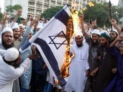 Islamisté pálí v bangladéšské Dháce izraelskou vlajku.