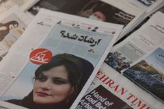 Kvůli smrti mladé Íránky vypukly nové protesty. V Záhedánu policie zadržela 57 lidí