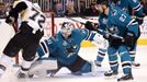 Pittsburgh - San Jose 6. finálový zápas SC. Martin Jones vyčapal Patricka Hornqvista, který dal v zápase gol až do prázdné brány. Jinak (27) Donskoi, 88 Burns