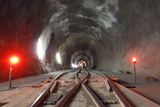 Není to ledasjaký tunel. Je nejdelší na světě. Měří 57 kilometrů. Má dva tubusy o šířce necelých deseti metrů, kterými budou od roku 2017 proudit osobní a nákladní vlaky.