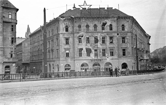 Záběr na hvězdu na poničené budově během revolučních událostí v Budapešti  v roce 1956.