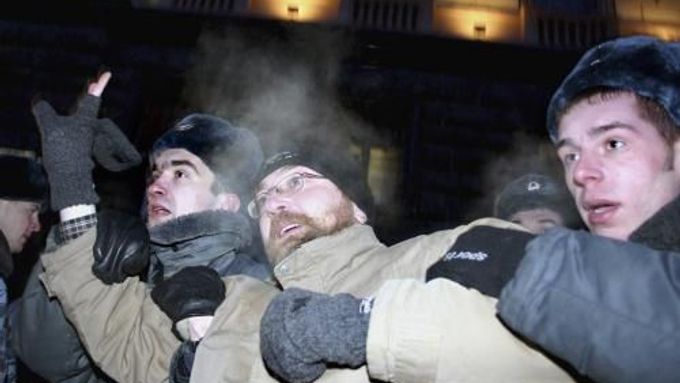 Demonstrace na podporu nevládních organizací se uskutečnila před budovou tajné služby FSB v Moskvě. Více než 15 lidí bylo zatčeno.