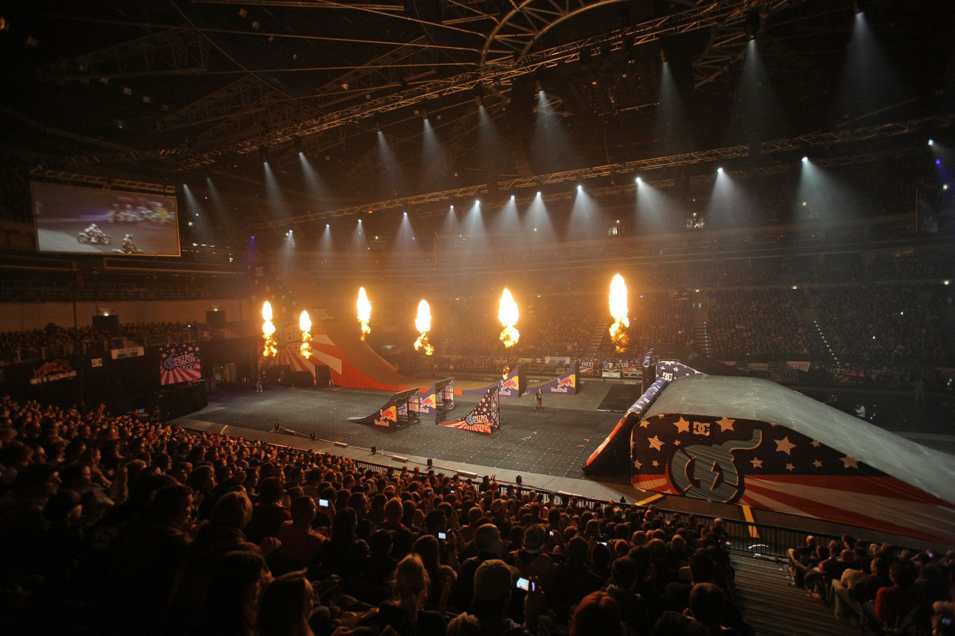 Akrobatická show Red Bull Nitro Circus.