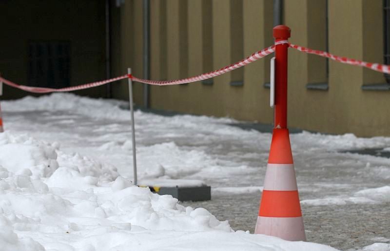 Po kalamitě přišlo oteplení. A těžký sníh padá ze střech