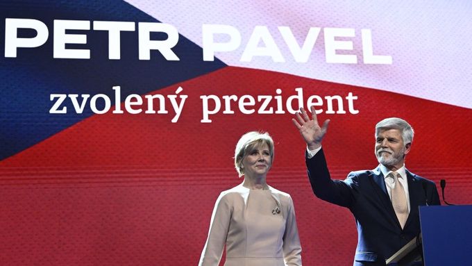 Petr Pavel s manželkou Evou po oznámení výsledků druhého kola prezidentských voleb.