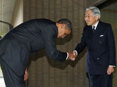 Tato fotografie Obamy a japonského císaře Akihita v USA neměla velký úspěch.