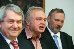 Vedení KSČM se postavilo za Ransdorfa, zůstává členem strany. Je prý obětí útoku médií