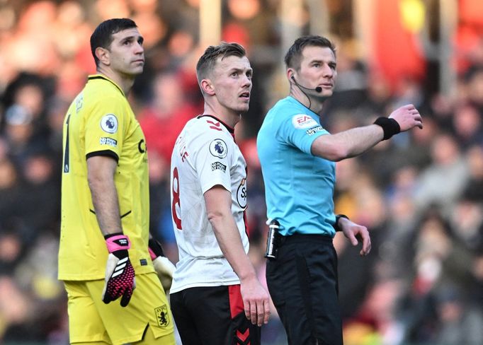 Rozhodčí a hráči sledují dron nad stadionem, kvůli němuž bylo přerušeno utkání anglické Premier League Southampton - Aston Villa