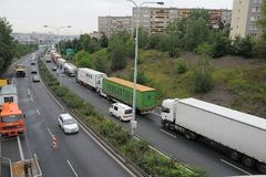 Nehoda tří kamionů zablokovala u Prahy dálnici D1